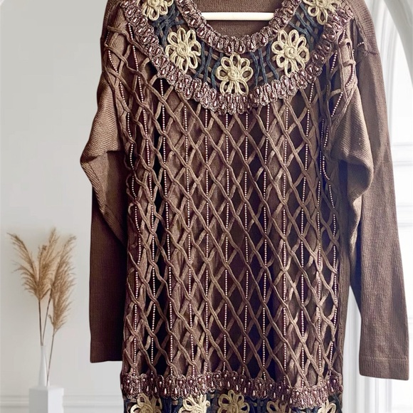Michelle Nicole Sweaters - Brown Crochet Knit Top
W/Beading
*GUC
*worn once in the house
#N061